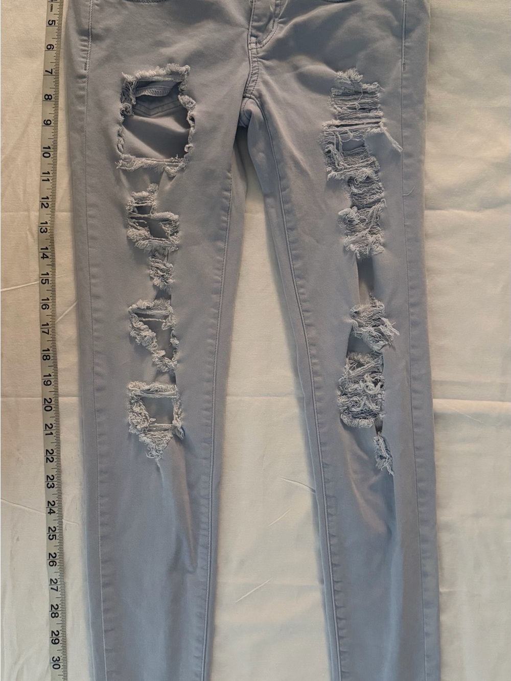 #640 American Eagle Light Gray Distressed Women’s Jeans